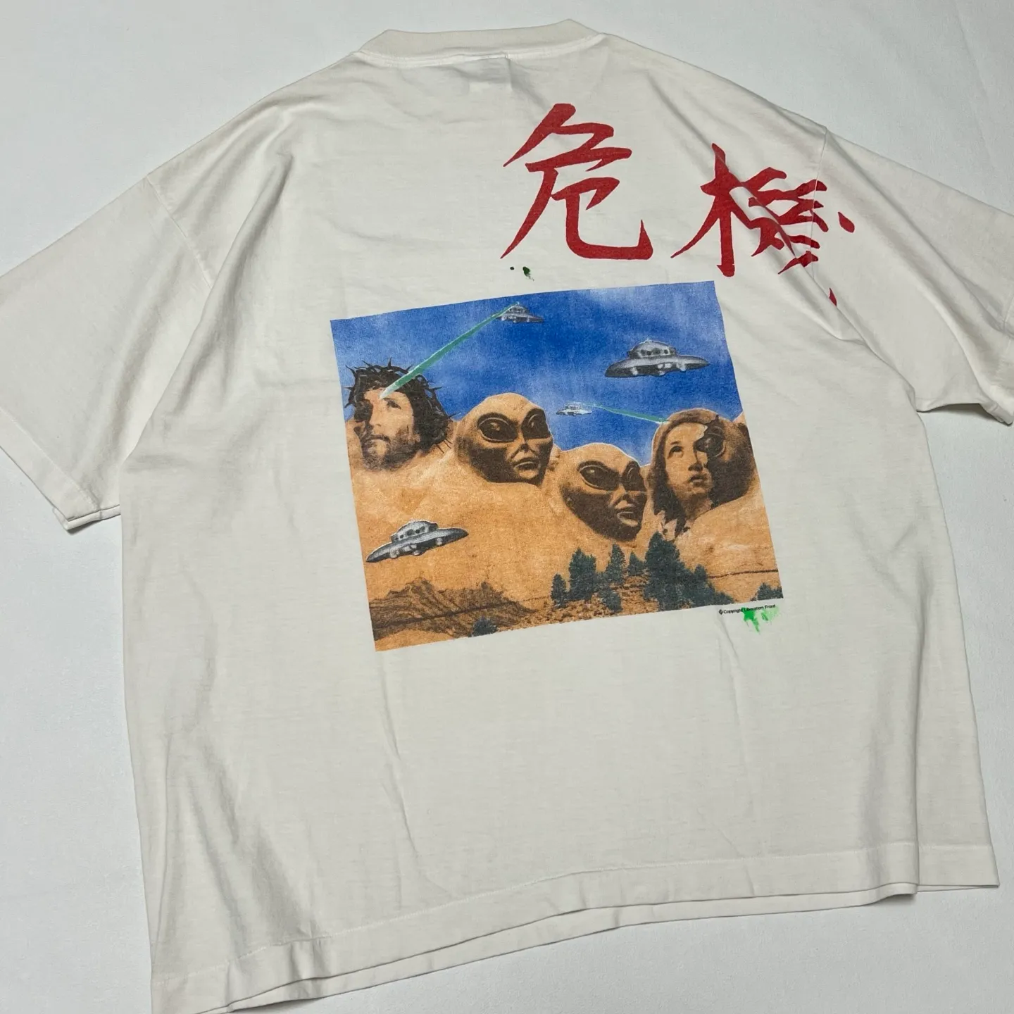 SAINT Mxxxxxx × Sean Wotherspoon SW_SS TEE/KIKI/WHT Alien Crisis/Alien President Mountain TEE Off-White S-XL Super Handsome Co-branded Alien Print Design Correct Version Customized SW Co-branded Accessories Cylindrical Seamless High Weight Fabric Enzyme Heavy Wash Water Distress Handmade Garment Graffiti Splashing Ink